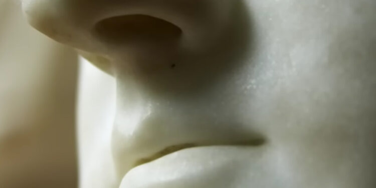 ΤΡΟΜΕΡΟ: Έχετε το Λακκάκι ανάμεσα στη Μύτη και τα Χείλια; Δείτε Τι είναι!