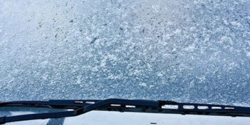 Η μαγική συνταγή για να ξεπαγώσει ασφαλώς το παρμπρίζ