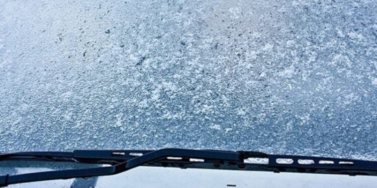 Η μαγική συνταγή για να ξεπαγώσει ασφαλώς το παρμπρίζ