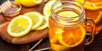 Δοκιμάστε νερό με ζεστό μέλι και λεμόνι για ένα μήνα και δείτε τα θεαματικά αποτελέσματα
