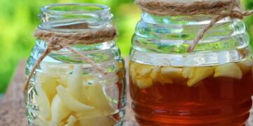 Δεν φαντάζεστε γιατί βάζει σκόρδο μέσα στο μέλι… Θα το κάνετε και εσείς!