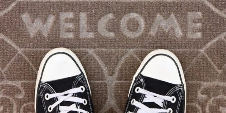 Πόσα μικρόβια κουβαλά κάθε επισκέπτης που μπαίνει στο σπίτι σας