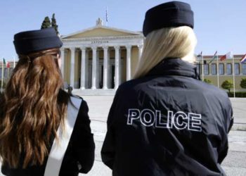 Κατήγγειλε την σέξι υπαρχιφύλακα της ΕΛΑΣ που της «έκλεψε» το αγόρι