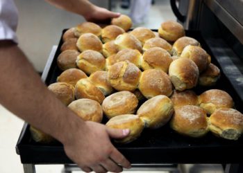 Alldaynews.gr Φούρναρης τυλίχθηκε στις φλόγες – Μεταφέρεται στην Αθήνα