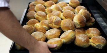 Alldaynews.gr Φούρναρης τυλίχθηκε στις φλόγες – Μεταφέρεται στην Αθήνα