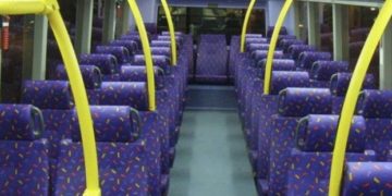 Ξέρεις γιατί τα καθίσματα των λεωφορείων είναι πάντα πολύχρωμα;;
