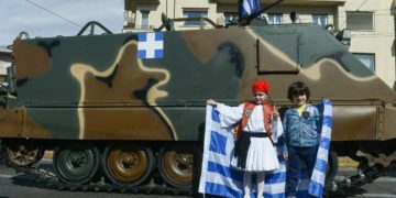 Live η στρατιωτική παρέλαση στο κέντρο της Αθήνας [video]