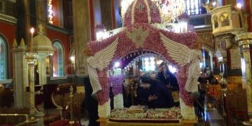 Έπαθαν ΣΟΚ στην Φλώρινα!! Δείτε τι εμφανίστηκε ξαφνικά στον Επιτάφιο!![photos]