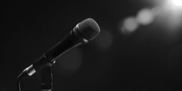 Alldaynews.gr Τραγουδιστής τραγουδίστρια μικρόφωνο