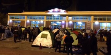 Alldaynews.gr Άναψαν τα αίματα στο λιμάνι του Πειραιά για ένα κινητό