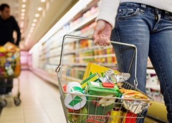 Ανατιμήσεις σε βασικά αγαθά φέρνει η αύξηση του ΦΠΑ στο 24%