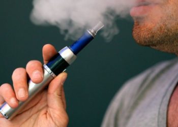 Μετά το κανονικό, απαγορεύεται και το ηλεκτρονικό τσιγάρο στους δημόσιους χώρους