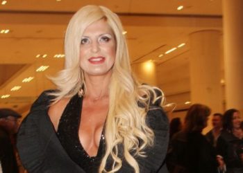 Σάρωσε η Πατούλαινα με πασχαλινό καυτό μίνι και 150 σούβλες!![photos]