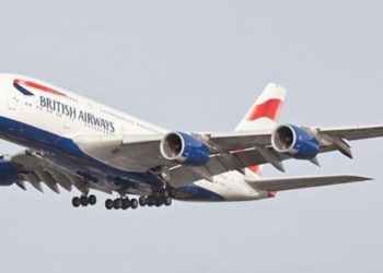 ΧΑΟΣ στους  αιθέρες: Έκοψε τις φλέβες στην τουαλέτα. Αναγκαστική προσγείωση για το αεροσκάφος