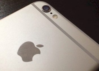 Που χρησιμεύει η μικρή τρύπα δίπλα στην κάμερα του iPhone;