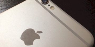 Που χρησιμεύει η μικρή τρύπα δίπλα στην κάμερα του iPhone;