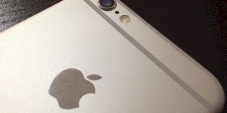 Που χρησιμεύει η μικρή τρύπα δίπλα στην κάμερα του iPhone;