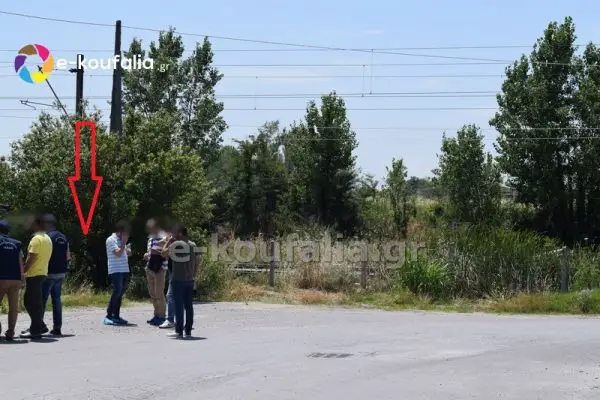 Ακριβώς πίσω από τον θάμνο που δείχνει το βέλος βρέθηκε ο 14χρονος