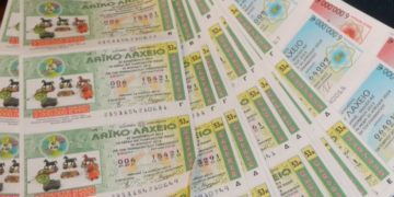 Alldaynews.gr Πλούσιοι με ένα λαχείο. Μοιράστηκαν τα 2.000.000€ του πρώτου αριθμού!