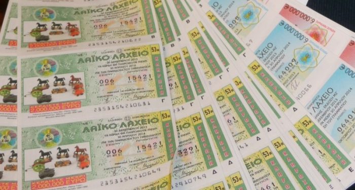 Alldaynews.gr Πλούσιοι με ένα λαχείο. Μοιράστηκαν τα 2.000.000€ του πρώτου αριθμού!