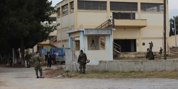 Νέο ΣΟΚ στον Ε.Σ. Φαντάρος έκοψε τις φλέβες του! Αστυνόμοι τυχαία τον βρήκαν…