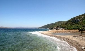 Ολόγυμνοι σε παραλίες της Αττικής. Επιτρέπεται; [οδηγίες-photos]