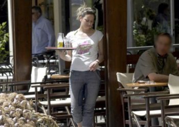 Ξυλοδαρμός σερβιτόρας για 1.000€ ΧΑΜΟΣ και καταγγελία για εργοδότη και σύζυγό! [video]