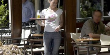 Ξυλοδαρμός σερβιτόρας για 1.000€ ΧΑΜΟΣ και καταγγελία για εργοδότη και σύζυγό! [video]