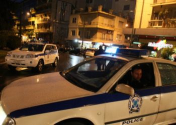 Απίστευτο! Έριξε κολόνα σε άλλο αυτοκίνητο, πάτησε γκάζι και εξαφανίστηκε!