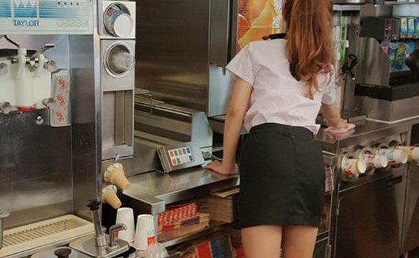 Συνωστισμός σε fast food για μια σερβιτόρα- Δείτε γιατί και θα γουρλώσετε τα μάτια [photo]