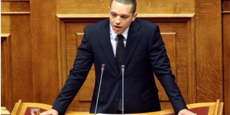 ΧΑΜΟΣ στη Βουλή- Kασιδιάρης σε Μοσκοβισί: “Είσαι άσχετος και εγκληματίας” [video]