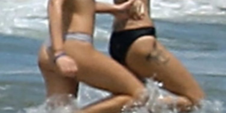 Καυτές στιγμές της ηθοποιού στη θάλασσα μαζί με την κοπέλα της! [video]