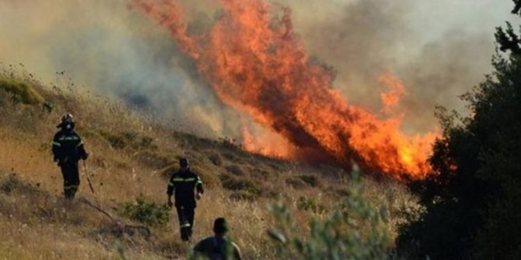 ΚΑΙΓΟΝΤΑΙ οι Ερυθρές Αττικής! Η φωτιά πλησιάζει οικισμό