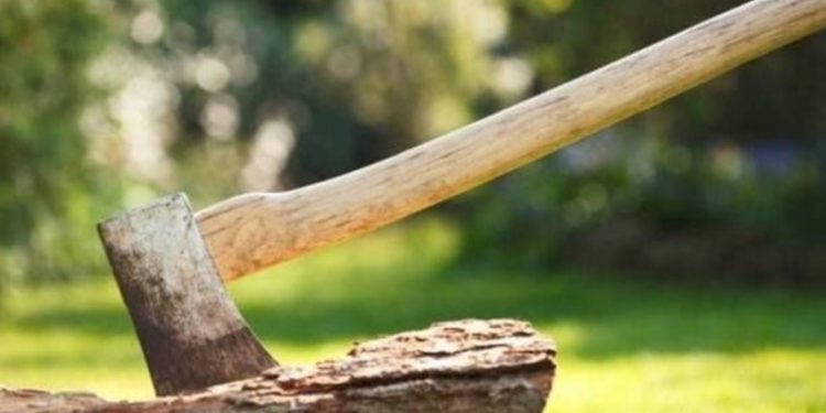Alldaynews.gr Φρίκη!! Μπακάλης ΕΣΦΑΞΕ ένα ζευγάρι με τσεκούρι για… 20 λεπτά του ευρώ!