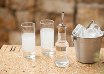 Μεγάλη προσοχή: Πίνετε τσίπουρο; Να γιατί πρέπει να το ξανασκεφτείτε πριν το καταναλώσετε