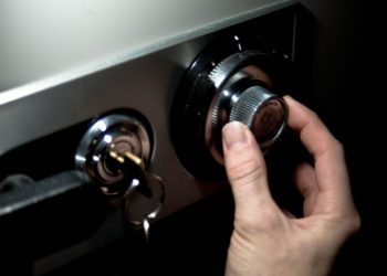 Αγ. Παρασκευή: Φώναξε κλειδαρά για να ανοίξει το χρηματοκιβώτιο-Δεν του είπε όμως ότι…