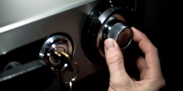 Alldaynews.gr Αγ. Παρασκευή: Φώναξε κλειδαρά για να ανοίξει το χρηματοκιβώτιο-Δεν του είπε όμως ότι…