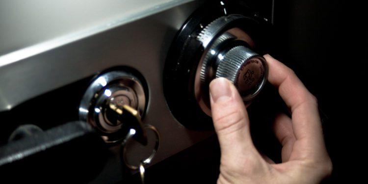 Alldaynews.gr Αγ. Παρασκευή: Φώναξε κλειδαρά για να ανοίξει το χρηματοκιβώτιο-Δεν του είπε όμως ότι…