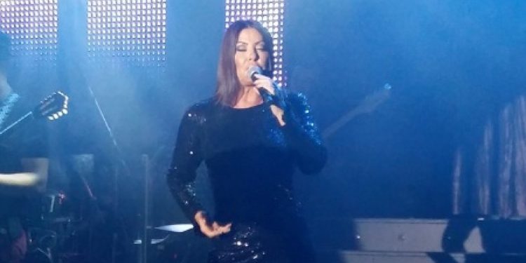 Η Άντζελα Δημητρίου ερμηνεύει στη Θεσσαλονίκη Παντελίδη και συγκινεί [vids]