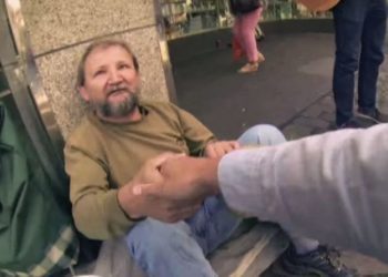 Ένας νεαρός ζητά από έναν άστεγο να δανειστεί για λίγο τον κουβά του. Αυτό που θα συμβεί στη συνέχεια θα σας κάνει να ξεσπάσετε σε δάκρυα…