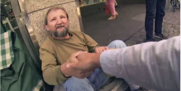 Ένας νεαρός ζητά από έναν άστεγο να δανειστεί για λίγο τον κουβά του. Αυτό που θα συμβεί στη συνέχεια θα σας κάνει να ξεσπάσετε σε δάκρυα…