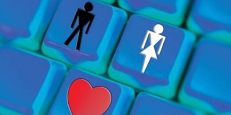 Alldaynews.gr 80χρονη νάρκωνε και λήστευε άνδρες που ψάρευε από σελίδες γνωριμιών!!