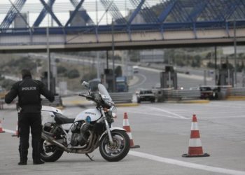 ‘Ρουβίκωνες’ έκαναν γυαλιά-καρφιά τα διόδια Κιάτου στην Εθνική Οδό