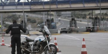 Alldaynews.gr ‘Ρουβίκωνες’ έκαναν γυαλιά-καρφιά τα διόδια Κιάτου στην Εθνική Οδό