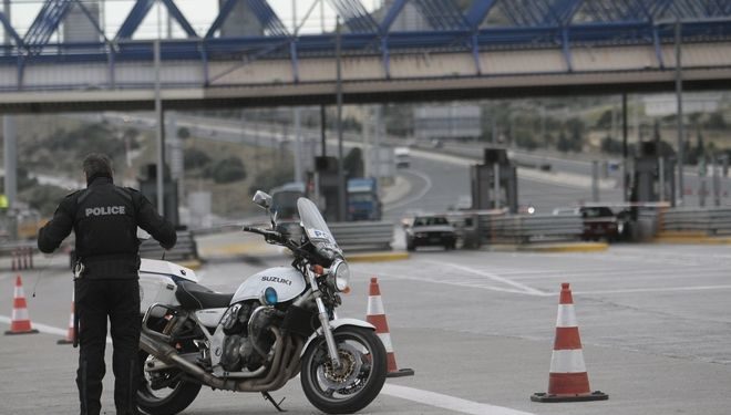 Alldaynews.gr ‘Ρουβίκωνες’ έκαναν γυαλιά-καρφιά τα διόδια Κιάτου στην Εθνική Οδό