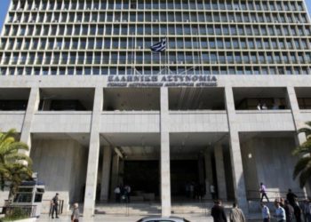 Ένοπλοι κράτησαν ομήρους σε υποκατάστημα τράπεζας δίπλα στη ΓΑΔΑ! [pics]