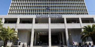 Ένοπλοι κράτησαν ομήρους σε υποκατάστημα τράπεζας δίπλα στη ΓΑΔΑ! [pics]
