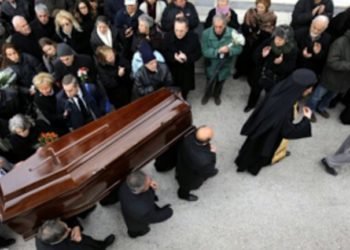 Παπάς ξεφτίλισε νεκρό και τους συγγενείς του στην κηδεία!