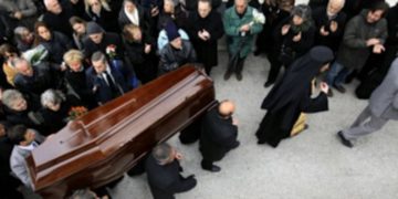 Παπάς ξεφτίλισε νεκρό και τους συγγενείς του στην κηδεία!