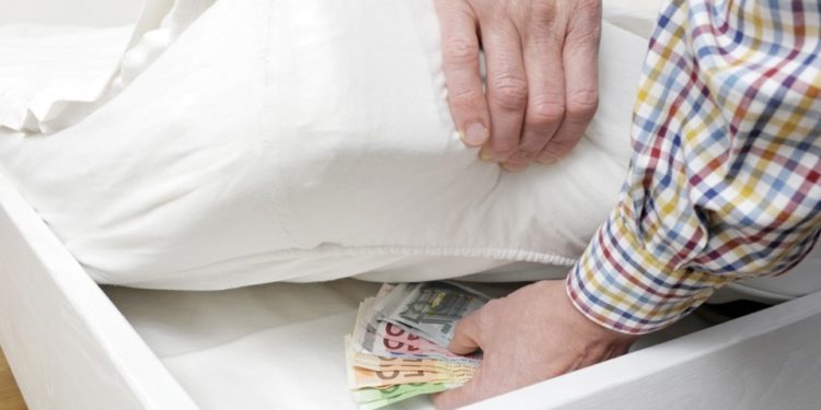 Θεσσαλονίκη: Κατήγγειλε ότι της έκλεψαν 45.000 ευρώ και χρυσαφικά μέσα από το διαμέρισμα της